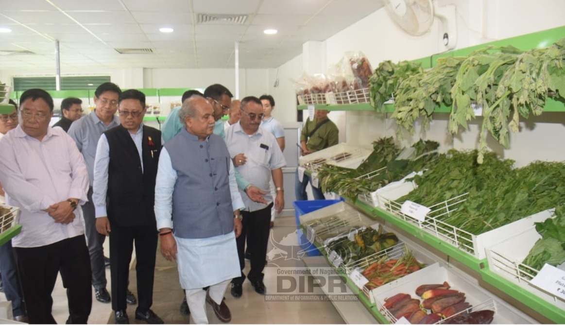 Union Minister for Agriculture visits AC organic market at Agri Expo