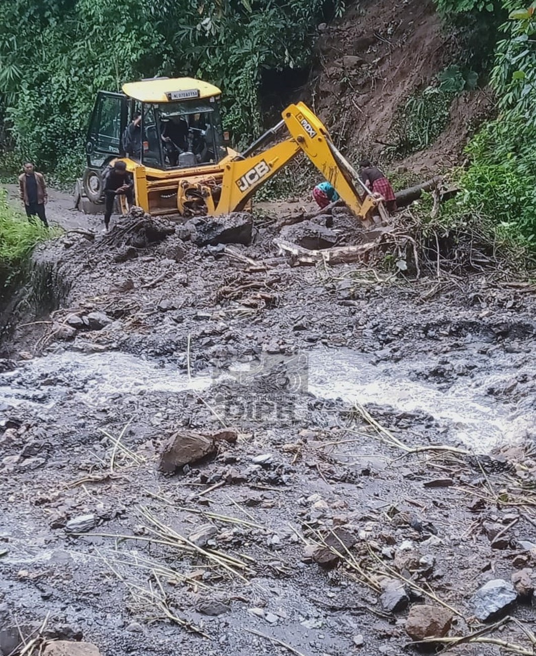 PWD clearing debris between Zaonger village and Thulun village 