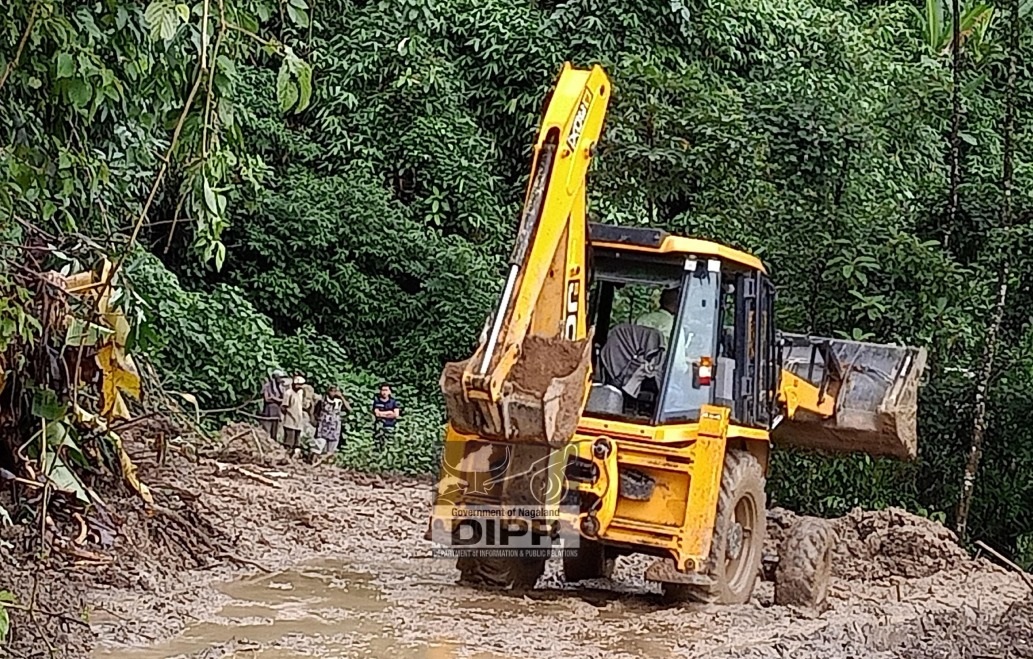 clearing road blackages at tening peren