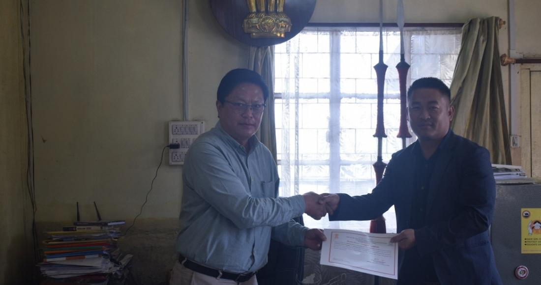 DC MOKOKCHUNG PRESENTING CERTIFICATE TO DISTRICT GREEN CHAMPION CERTIFICATE TO MOKOKCHUNG COLLEGE OF TEACHER EDUCATION