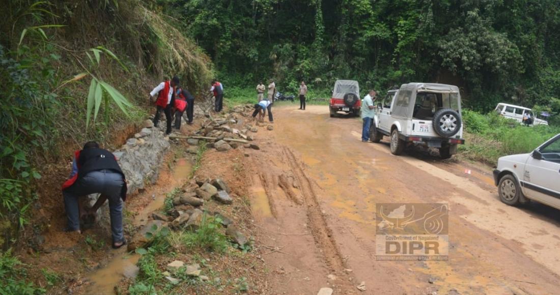 District Administration Mon, along with Police Department Mon, removed structures along the proposed Mon-Avankhu 2 Lane Road in the Tapi Area