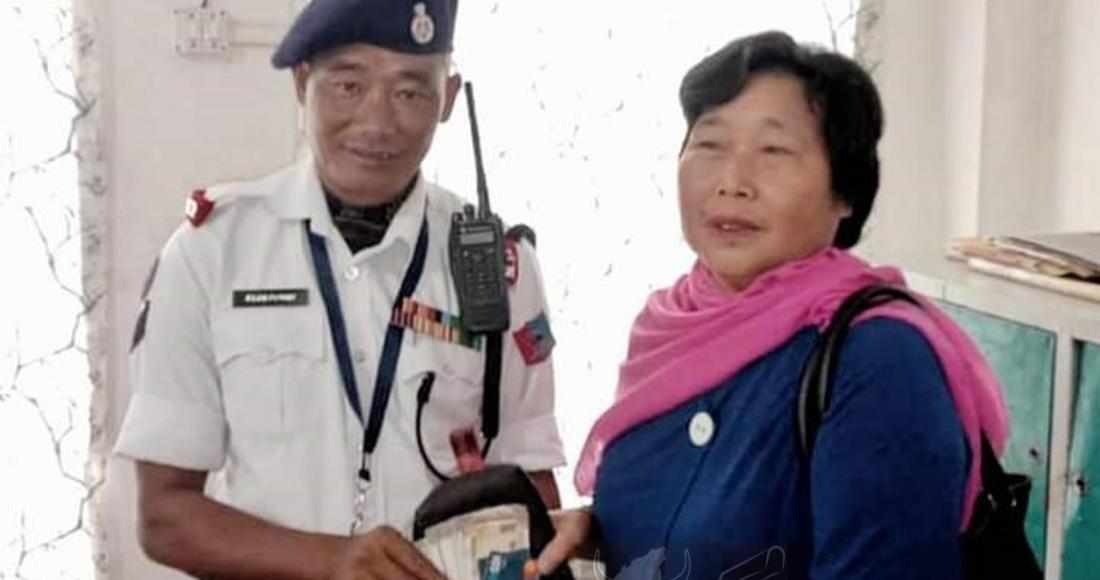 Mokokchung Traffic Policeman, Kikumsungba Ao found a purse