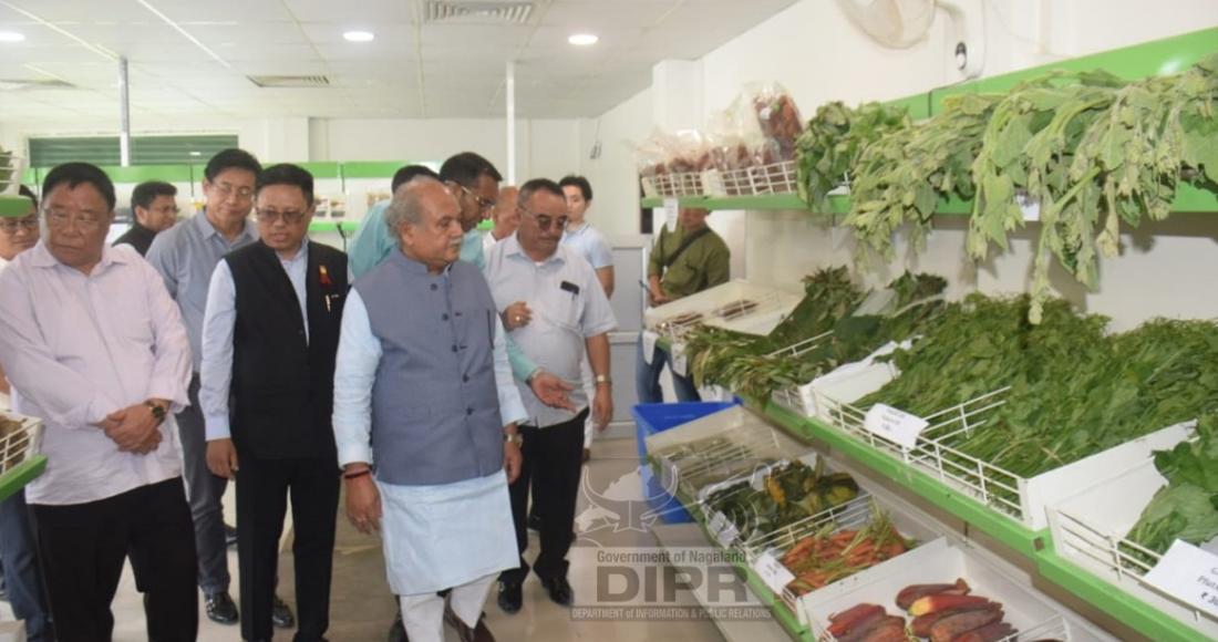 Union Minister for Agriculture visits AC organic market at Agri Expo