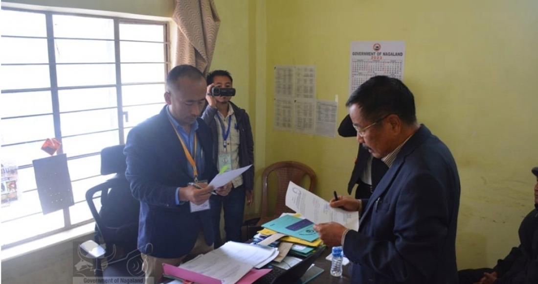 E.E Pangteang file nomination from Mon