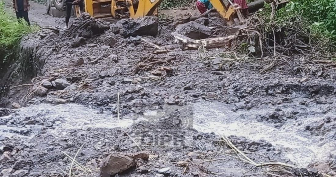 PWD clearing debris between Zaonger village and Thulun village 