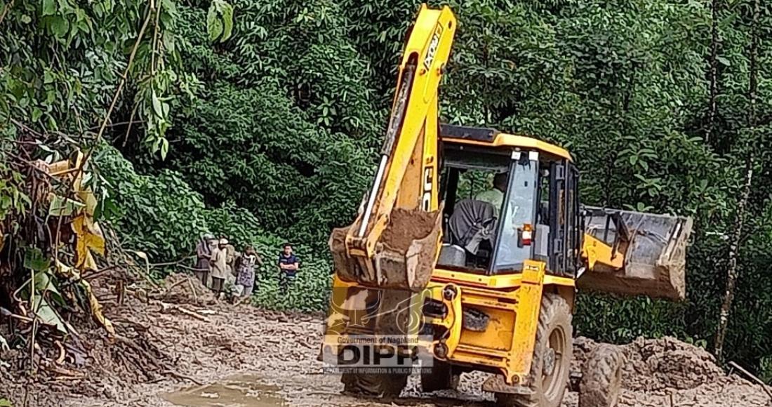 clearing road blackages at tening peren